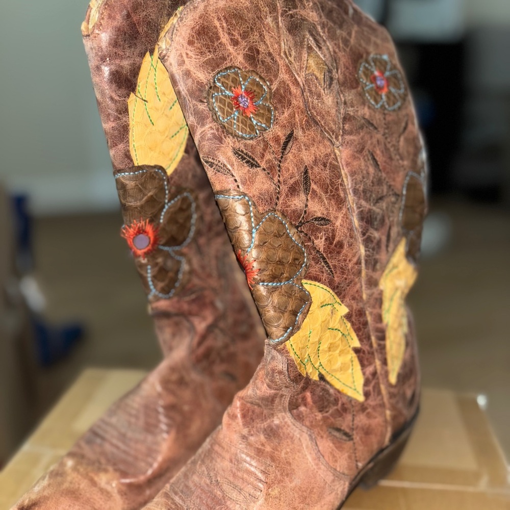 Corral Daisy Overlay Embroidered Leather Cowboy Boots